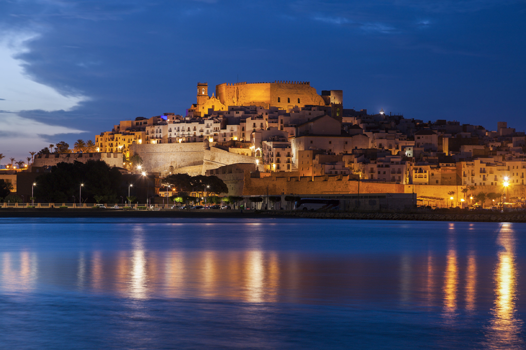 Castillo del Papa Luna y casco antiguo de Peñíscola iluminados de noche