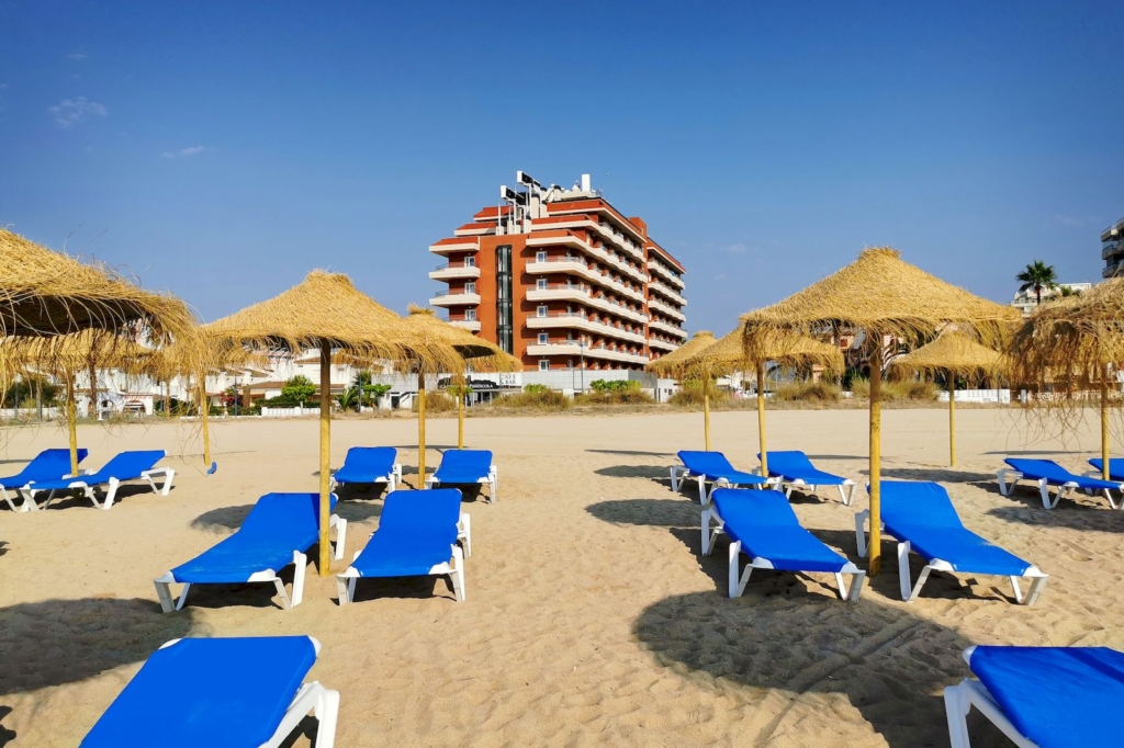 Sombrillas y hamacas en la Playa Norte de Peñíscola