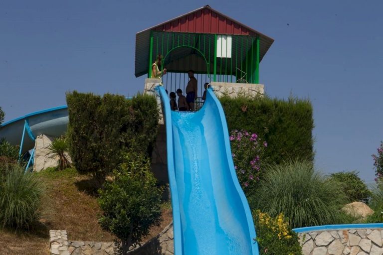 Piscinas con toboganes en Peñíscola - Acualandia