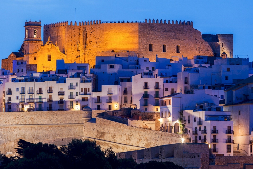 Casco antiguo y Castillo de Peñíscola al atardecer