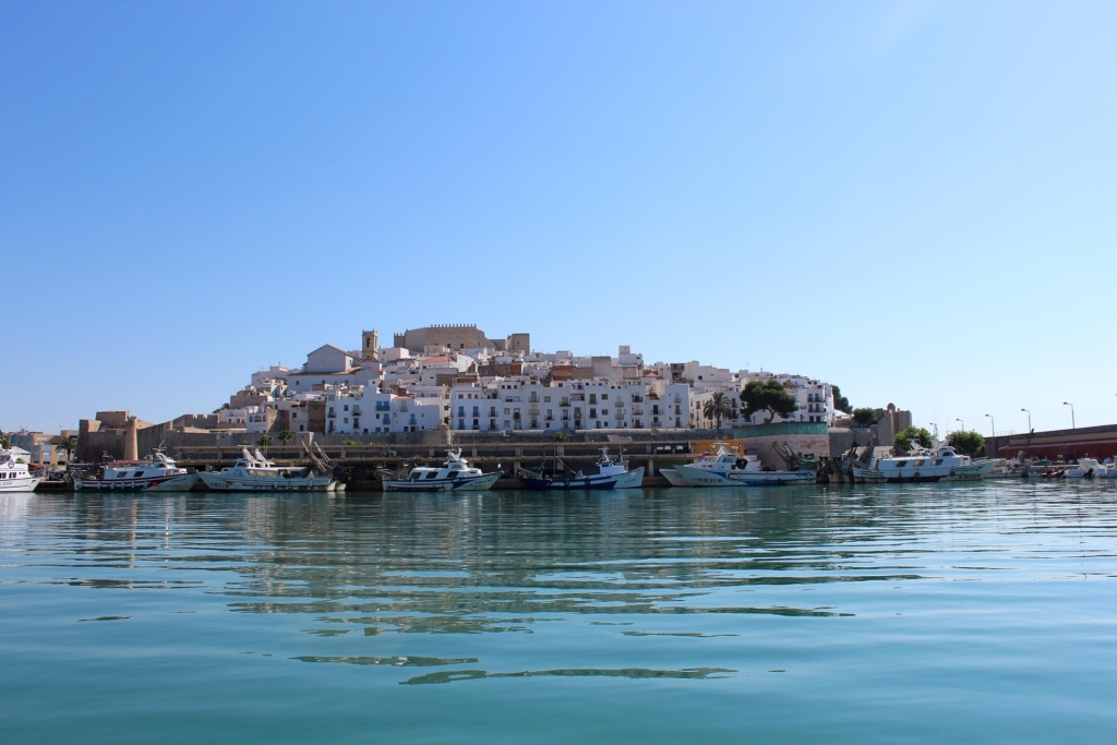 Castillo del Papa Luna y casco antiguo de Peñíscola vistos desde el puerto