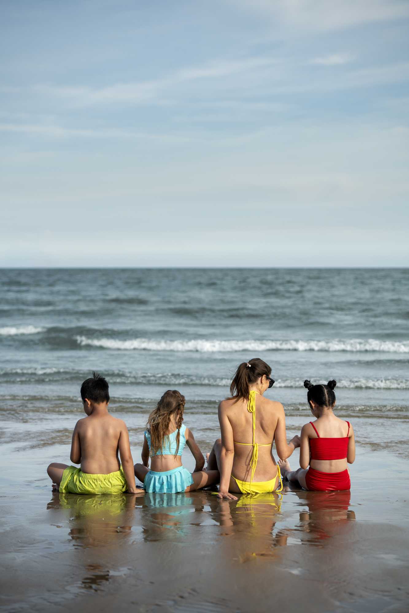 Familia con niños en la playa — oferta familias numerosas Hoteles Mediterráneo Peñíscola