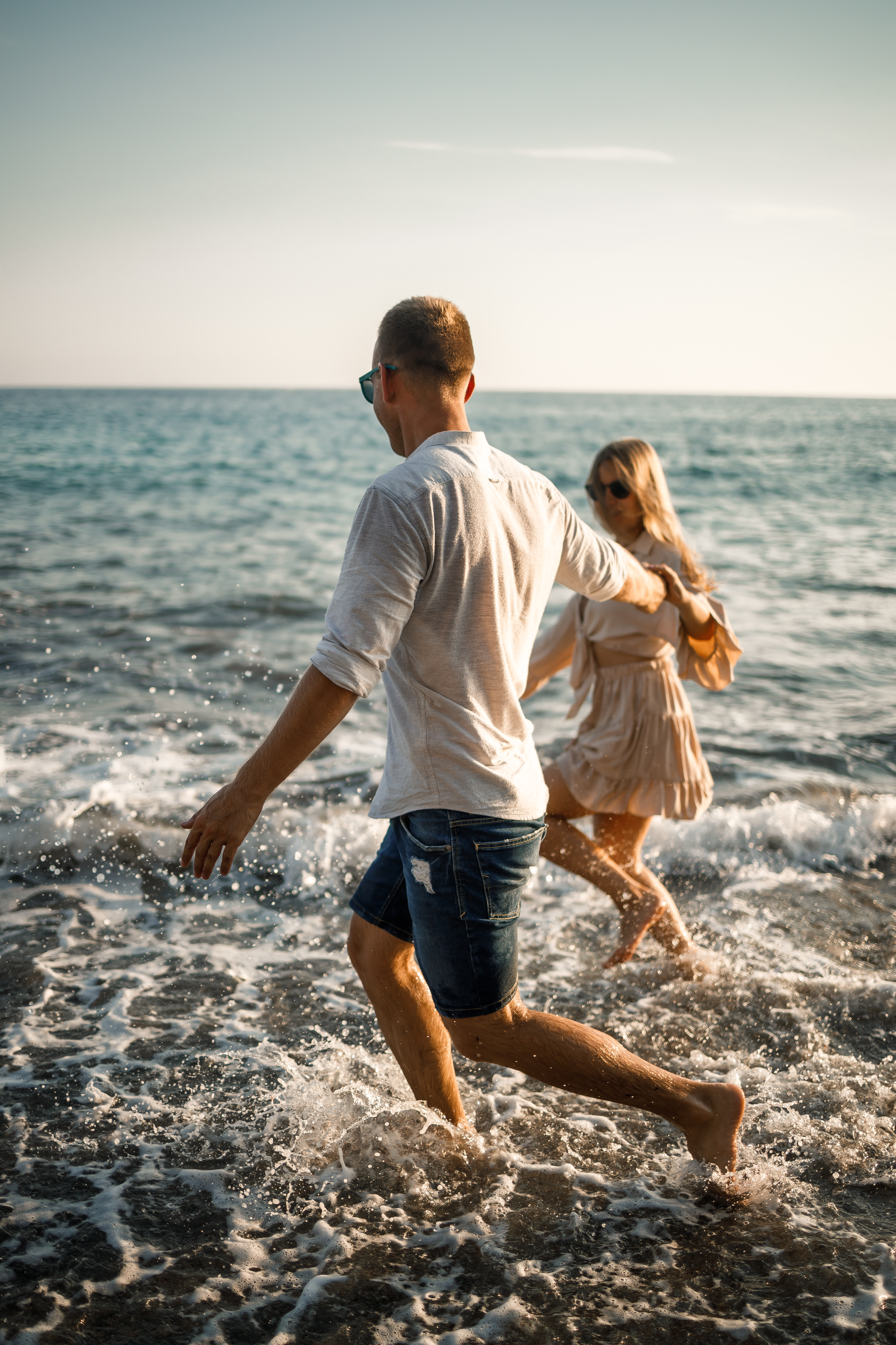 Pareja disfrutando entre las olas del Mediterráneo en la playa de Peñíscola