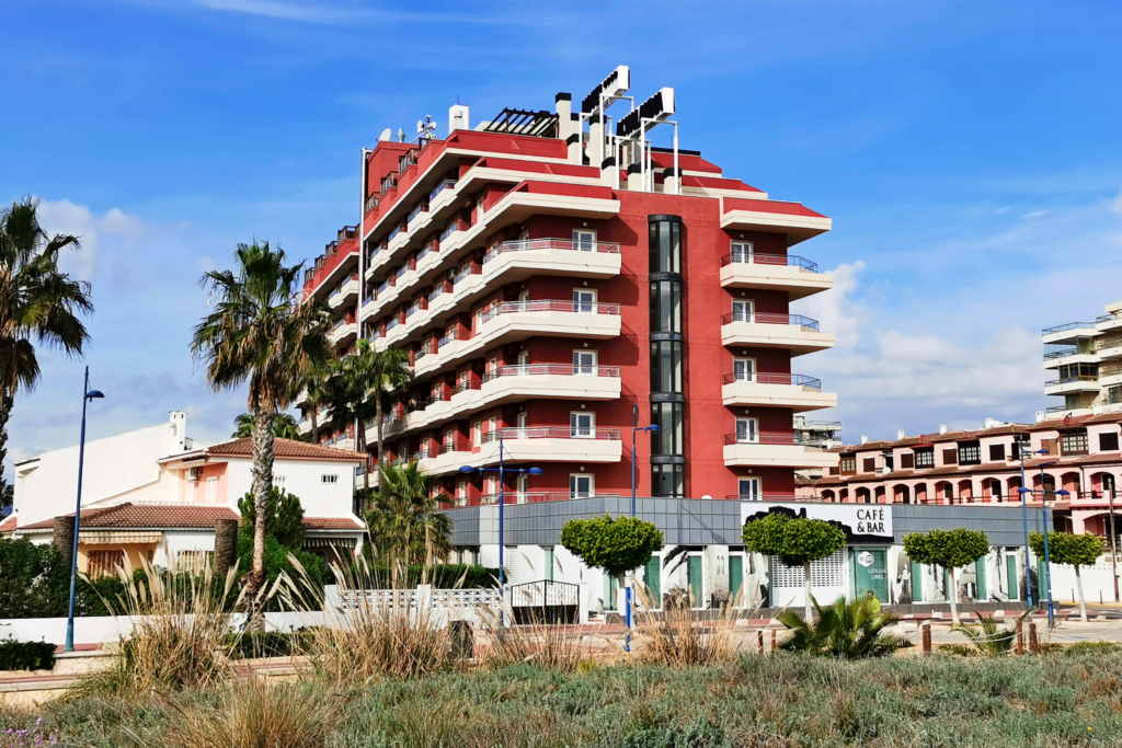 Fachada del Hotel Acualandia Peñíscola con Café Bar y paseo marítimo