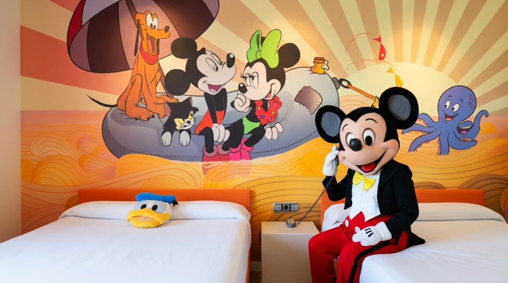 Habitación temática Disney del Hotel Acuazul con Mickey Mouse y mural de personajes