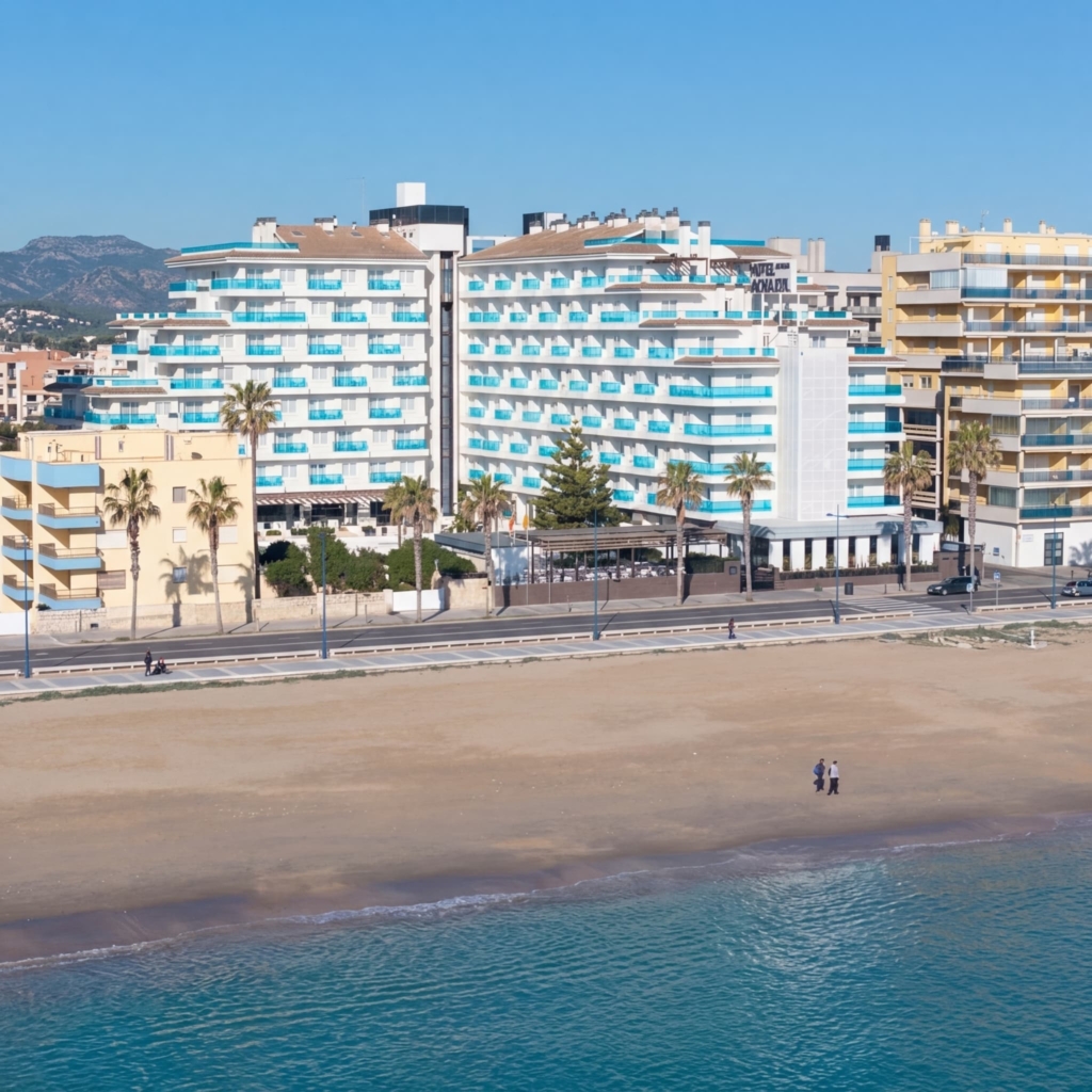 Fachada del Hotel Aparthotel Acuazul visto desde la playa de Peñíscola con el mar en primer plano