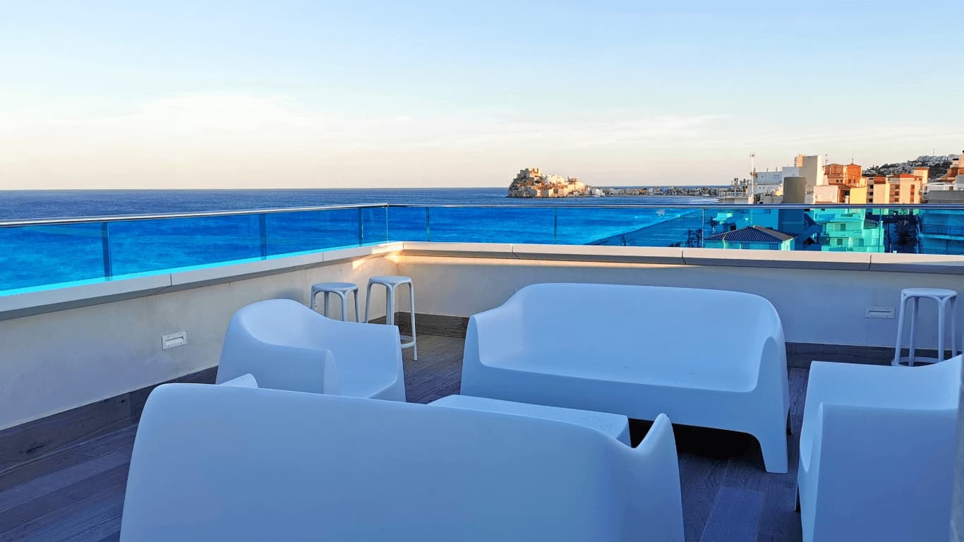 Terraza con vistas al Castillo de Peñíscola y al mar Mediterráneo desde Hoteles Mediterráneo, hotel en primera línea de playa en Peñíscola