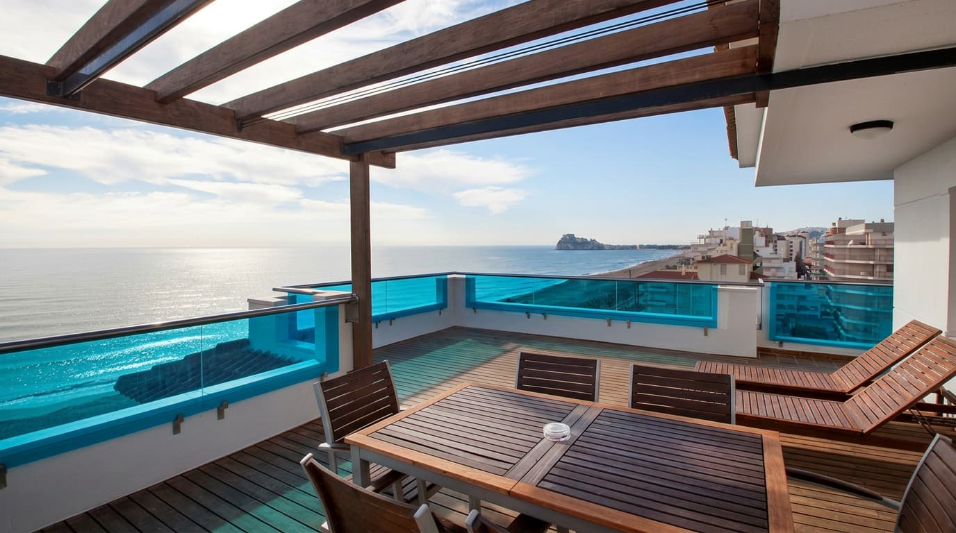 Terraza del ático del Hotel Acuazul con vistas al mar y a Peñíscola