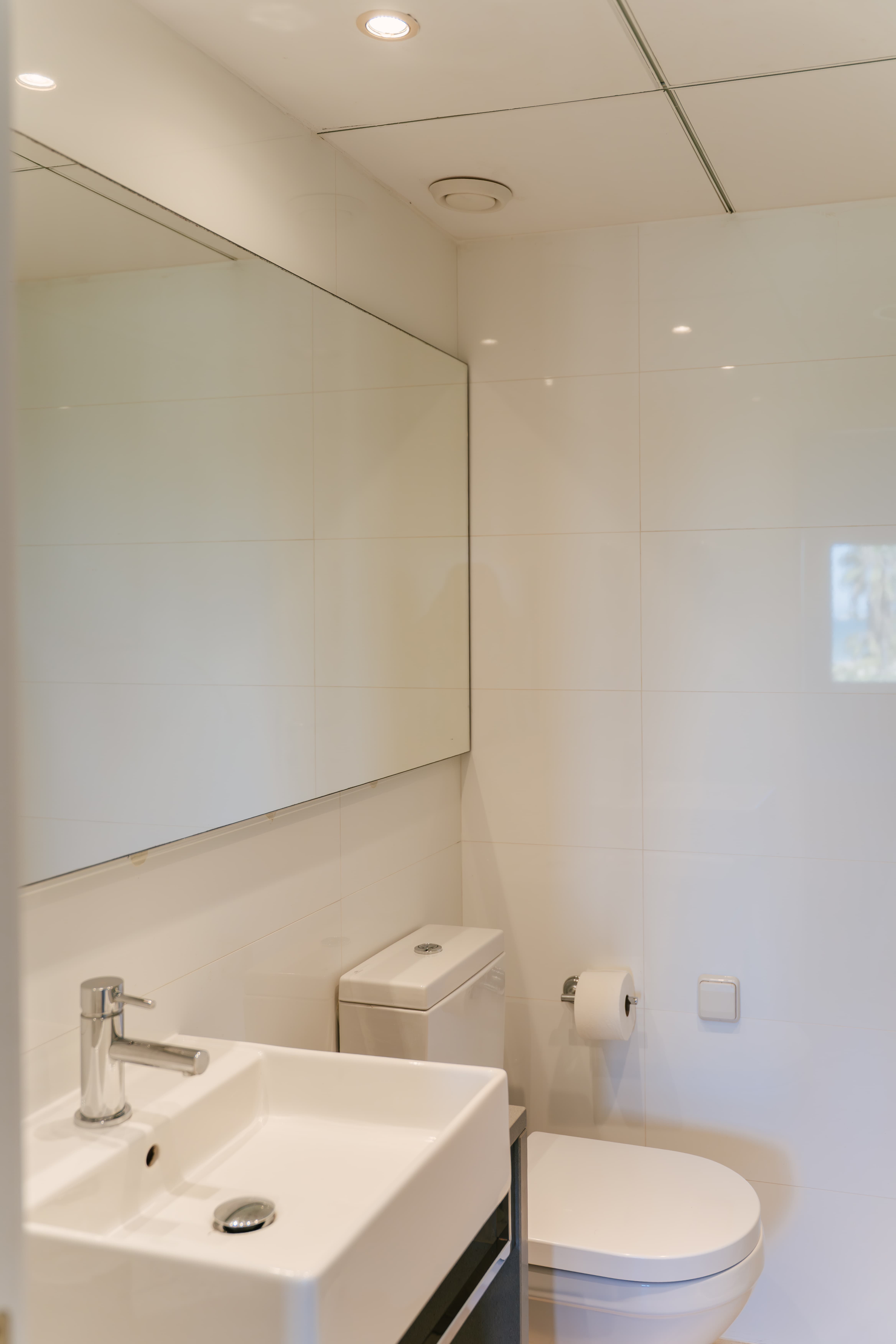 Baño del apartamento del Aparthotel Acualandia Peñíscola con ducha y acabados modernos