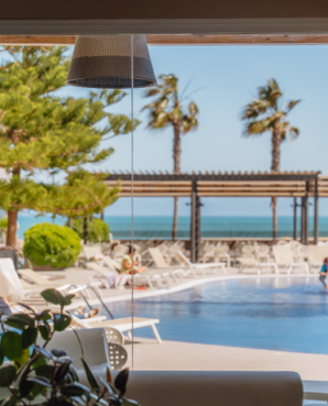 Pocas cafeterías en Peñíscola se disfrutan así: con la piscina a un paso y el mar justo detrás del cristal.