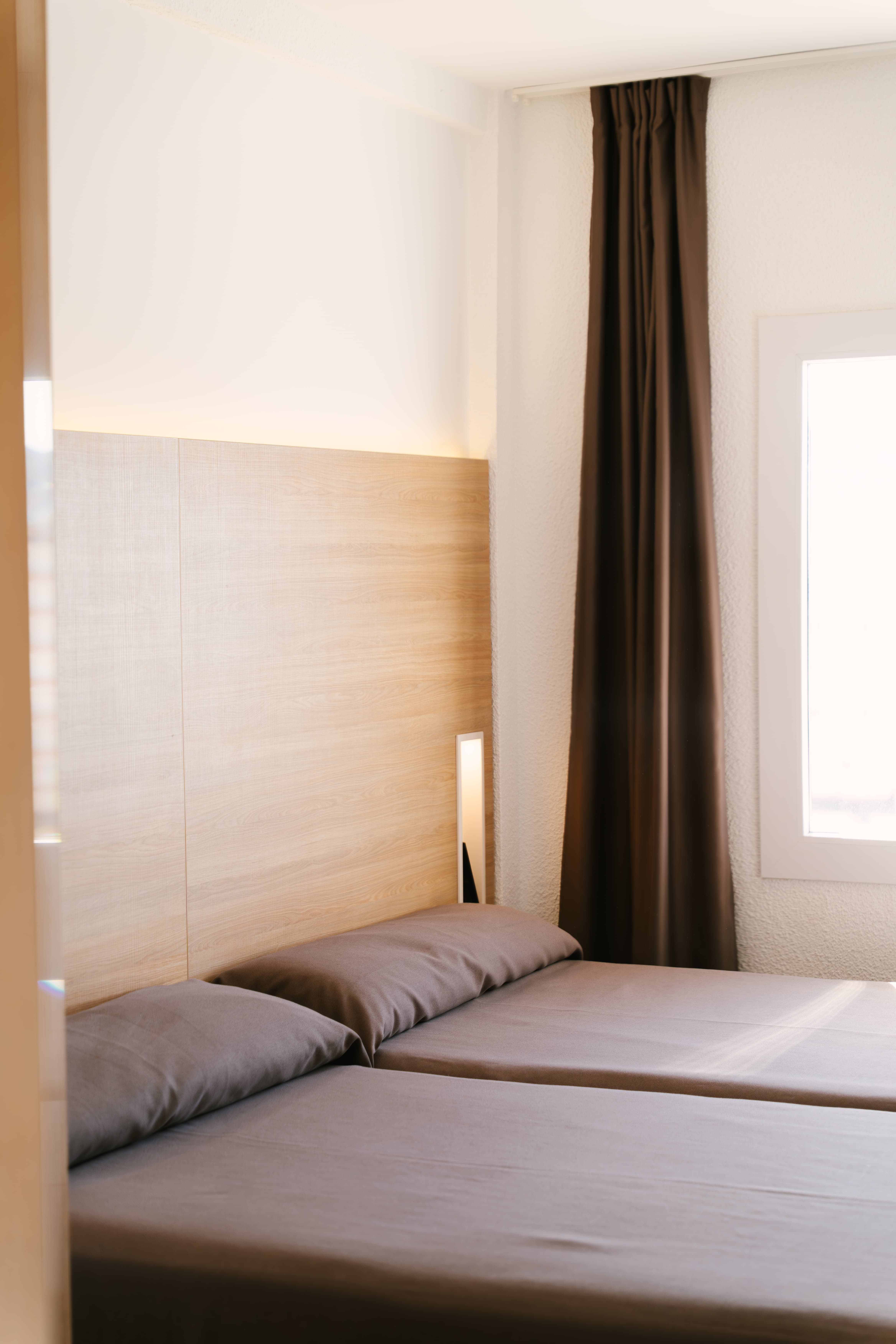 Dormitorio del apartamento estudio del Aparthotel Acualandia Peñíscola con dos camas individuales