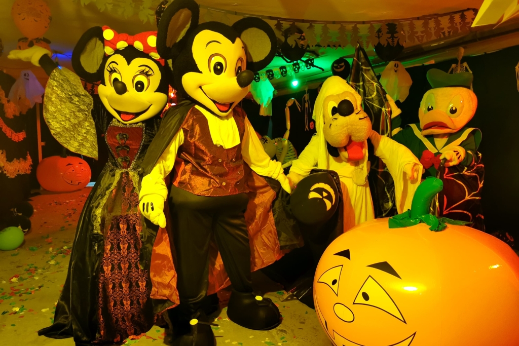 Mascotas Mickey, Minnie, Pluto disfrazadas Halloween con calabaza gigante