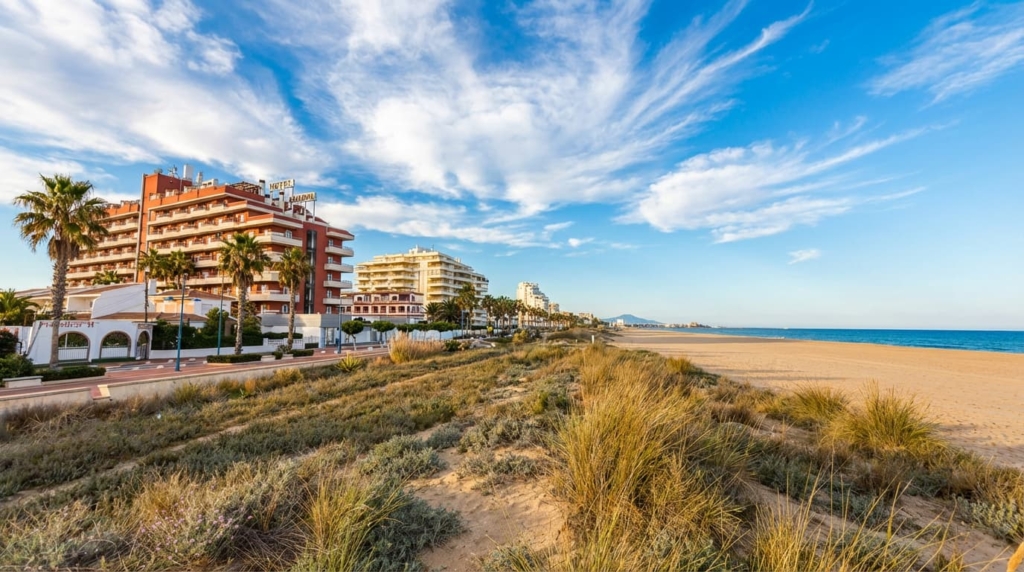 A un paso de la arena y las dunas: así se ve el Aparthotel Acualandia desde la Playa Norte de Peñíscola.