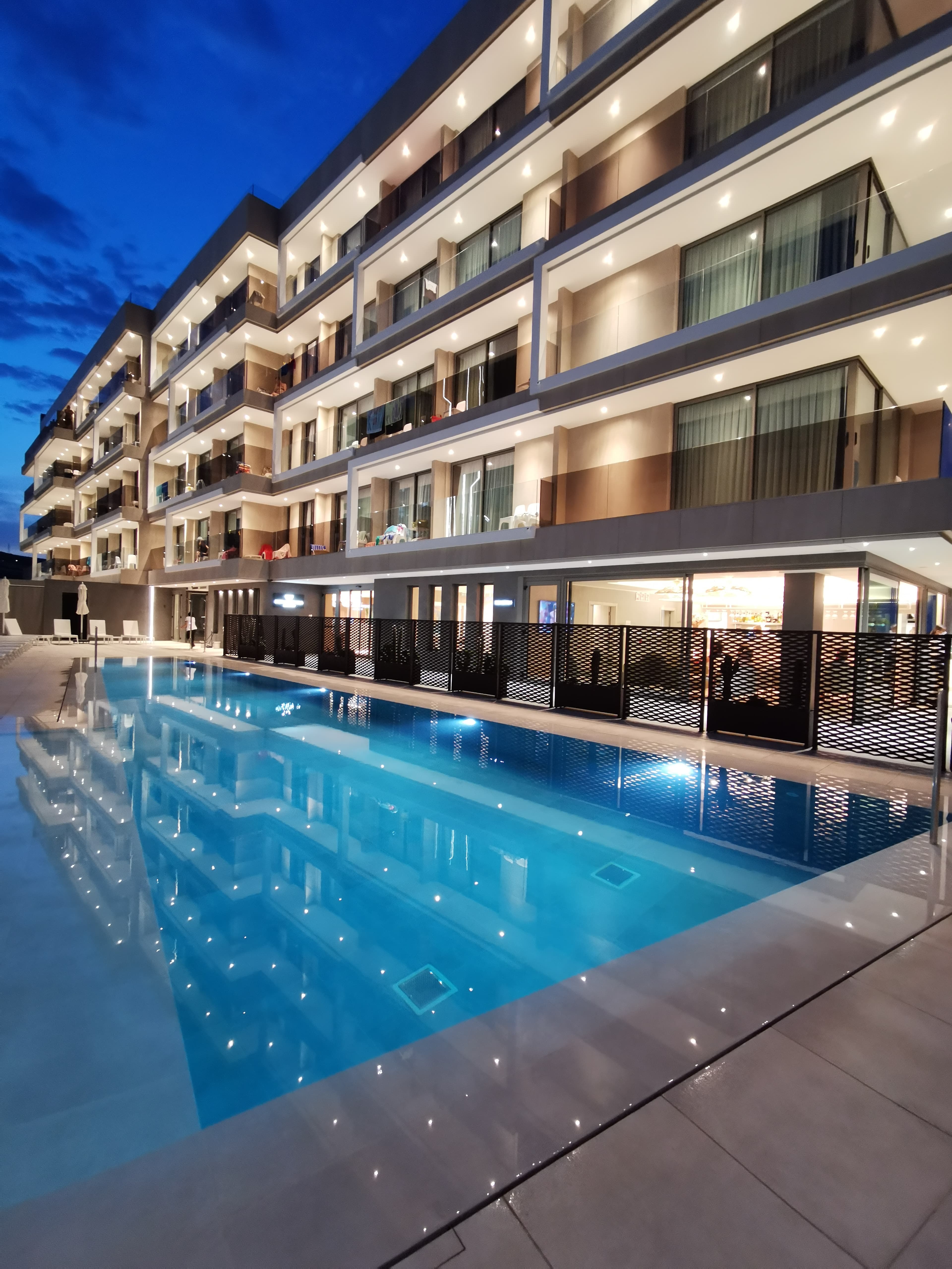 Piscina del hotel con vistas a las habitaciones con balcón en primera línea de mar
