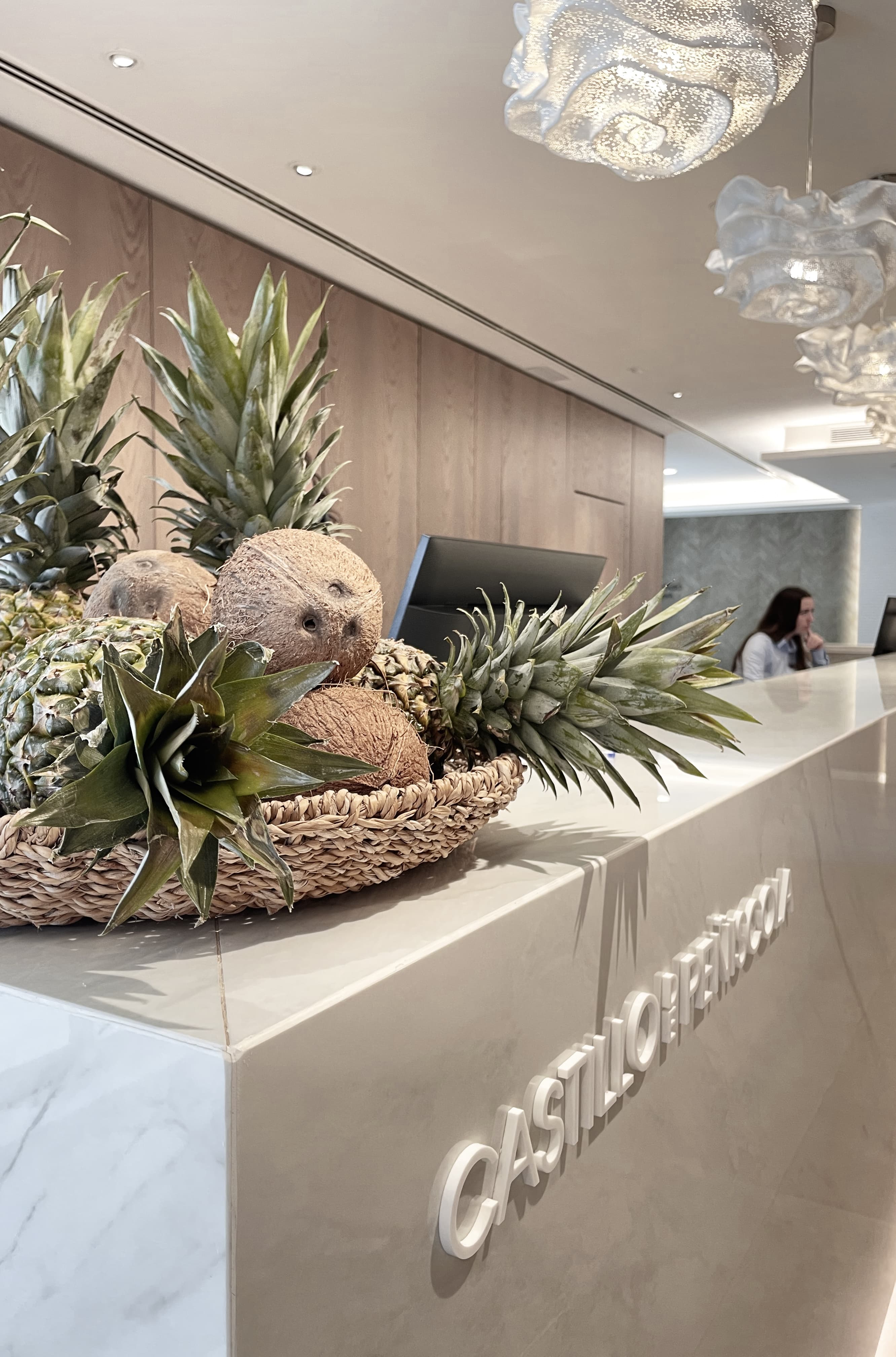 Recepción con mostrador de mármol y decoración mediterránea de bienvenida
