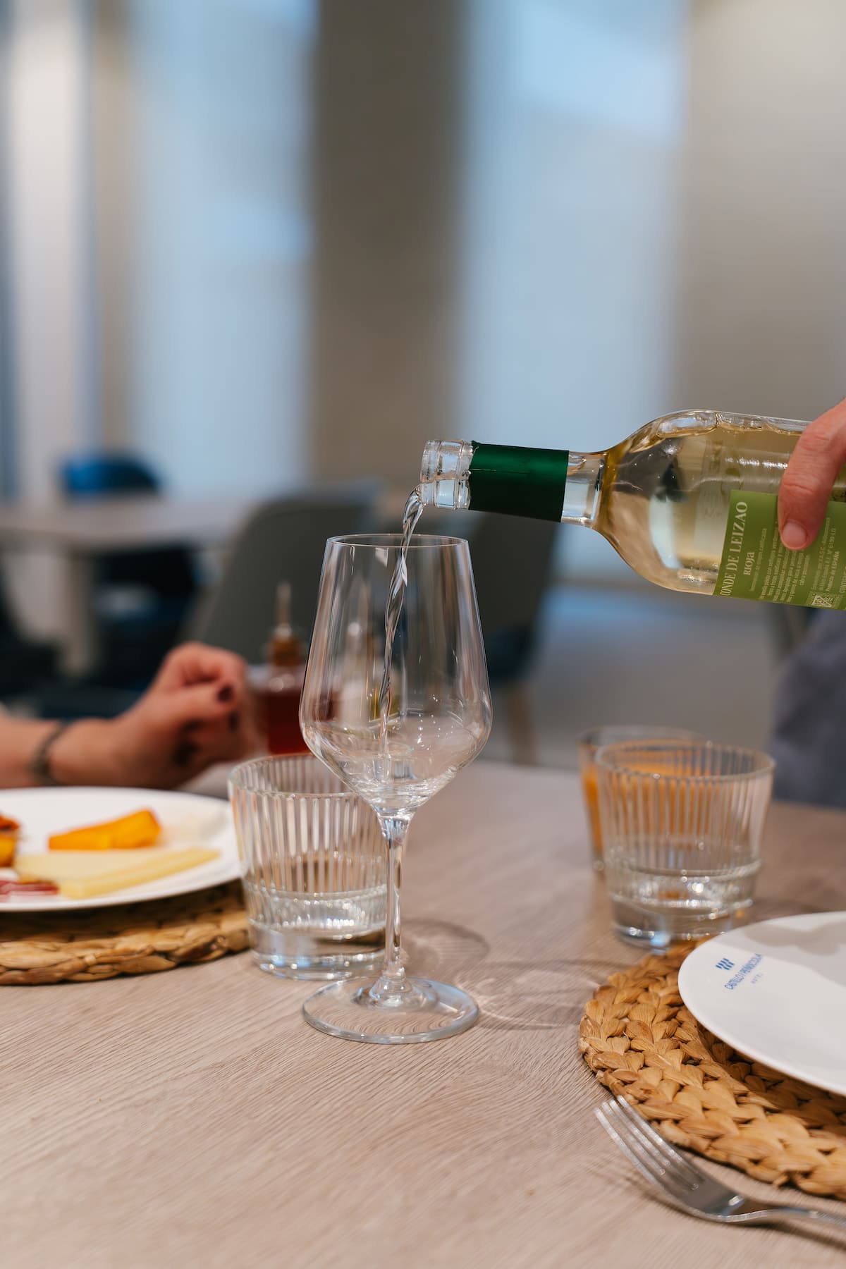 Servicio de vino blanco en el restaurante showcooking del Hotel Castillo de Peñíscola