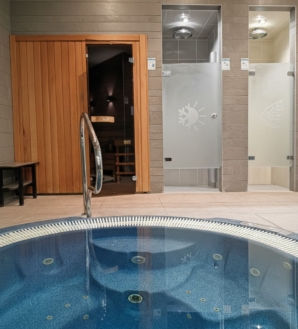 Jacuzzi circular del spa solo adultos del Hotel Acuazul de Peñíscola con hidromasaje