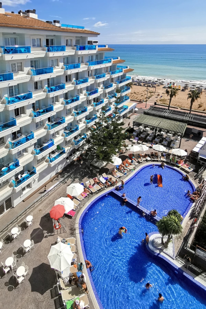 Vista aérea de la piscina exterior y la fachada del Hotel Acuazul Peñíscola 4 estrellas en primera línea de la playa norte