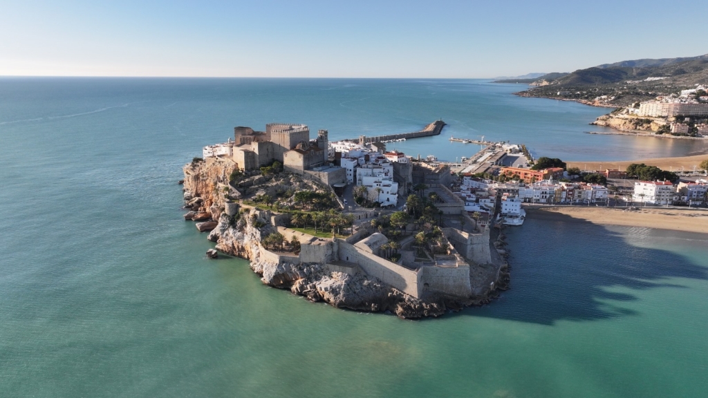 Vista aérea del Castillo de Peñíscola sobre el promontorio rodeado de mar turquesa, Costa del Azahar