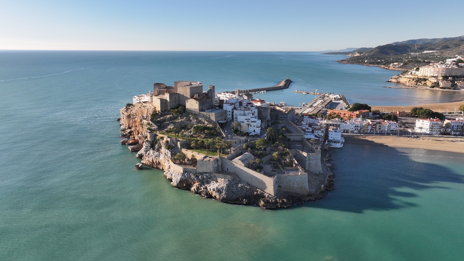 Vista aérea del Castillo de Peñíscola sobre el promontorio rodeado de mar turquesa, Costa del Azahar