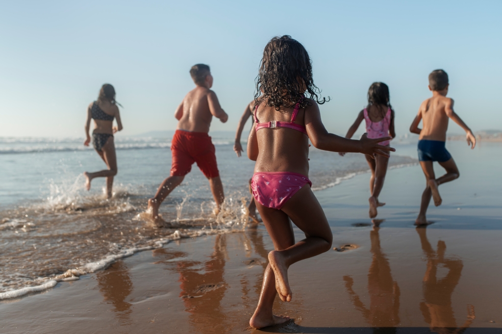 Grupo de familias disfrutando de animación infantil en hotel en Peñíscola cerca de Acualandia y Acuazul