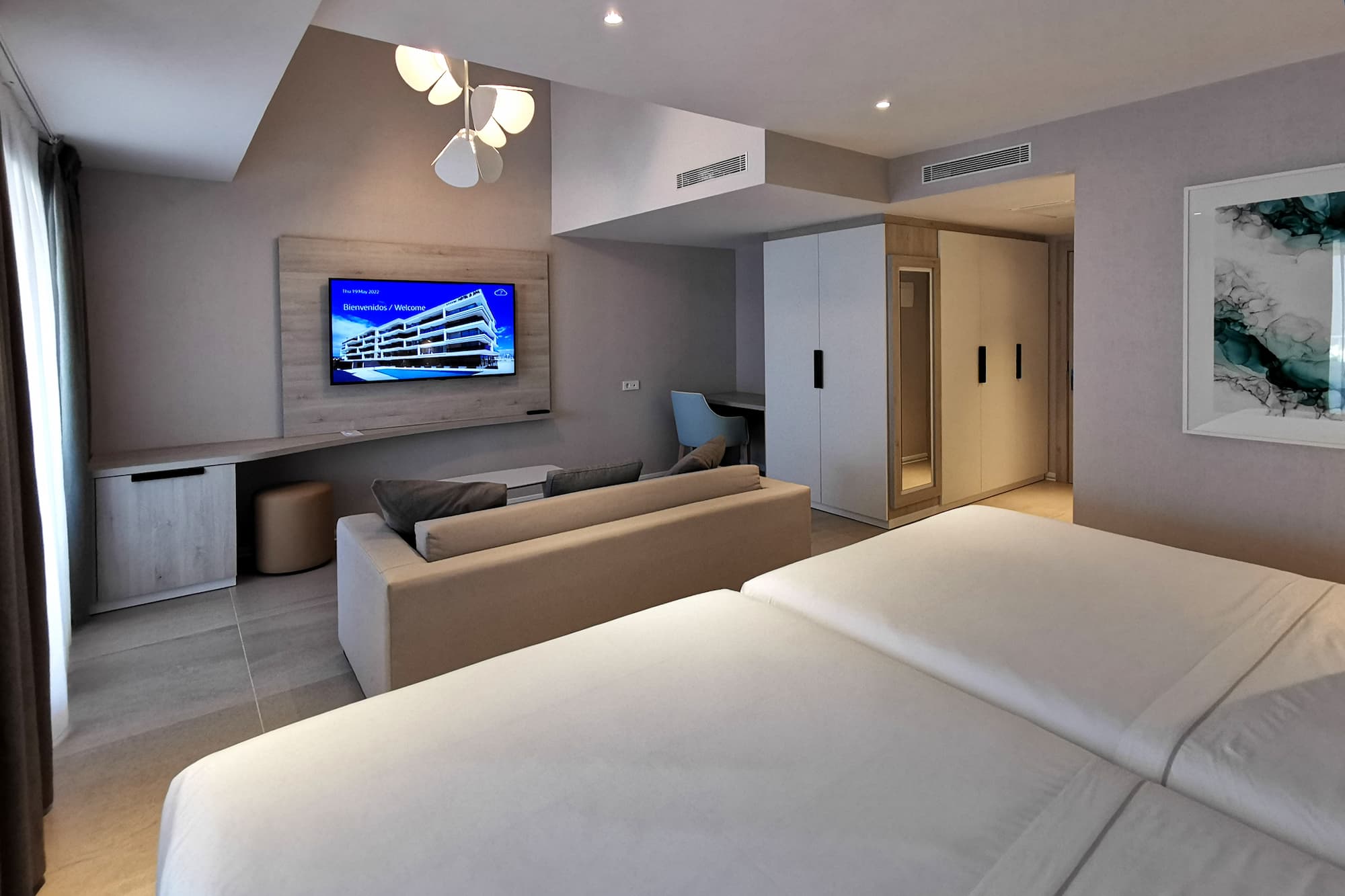 Suite superior renovada con salón y dos camas en Hotel Castillo Peñíscola & Spa