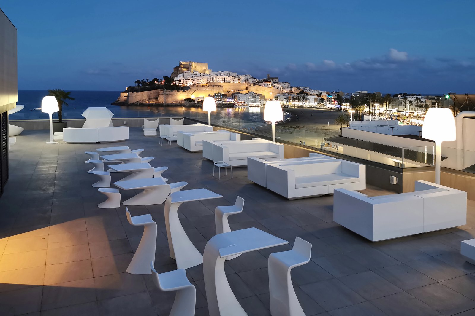 Castillo de Peñíscola iluminado al atardecer visto desde la terraza Palco del hotel