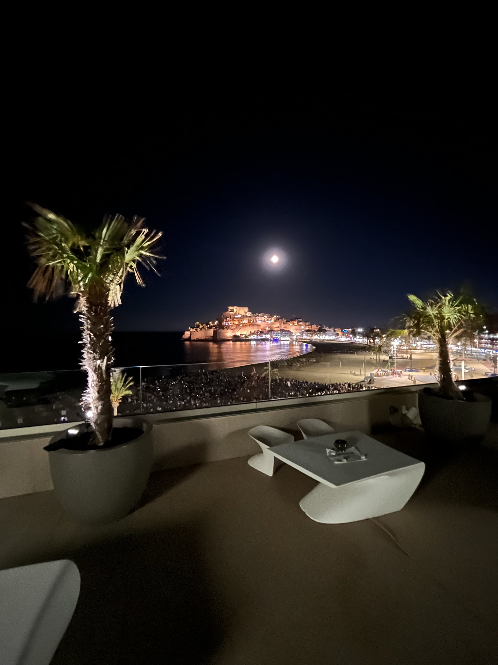 Castillo de Peñíscola iluminado bajo la luna llena visto desde la terraza del hotel