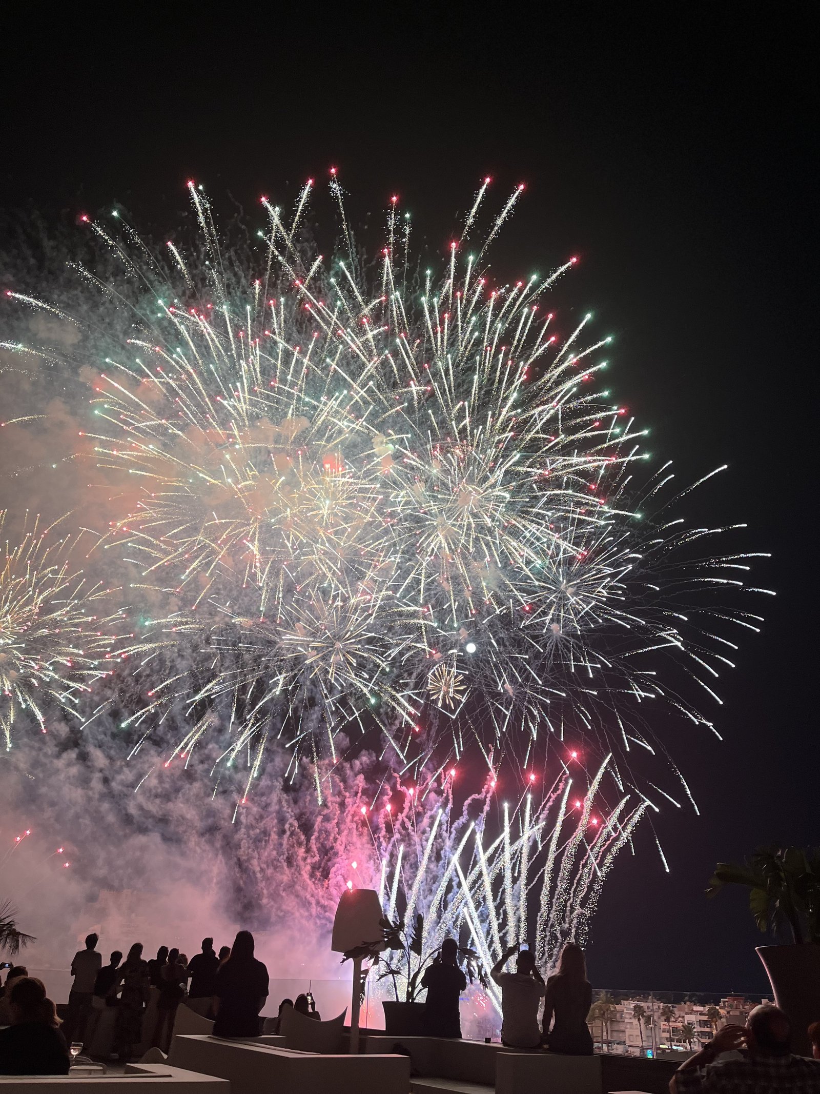 Fuegos artificiales sobre el mar de Peñíscola vistos desde la terraza Palco del hotel