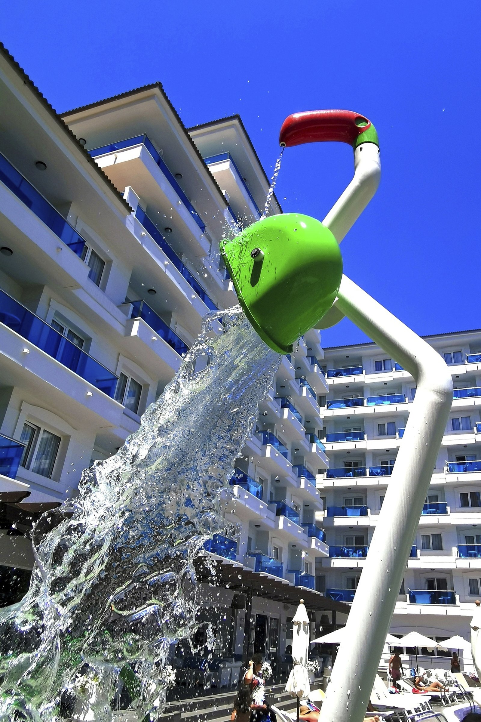 Cubo volcador de agua en la zona de juegos acuáticos infantiles del Hotel Acuazul, Peñíscola