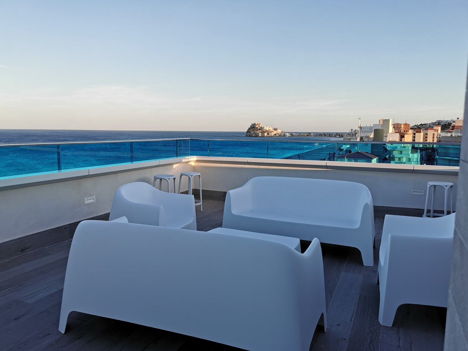 Rooftop del Acuazul al atardecer con vistas al mar y al castillo de Peñíscola