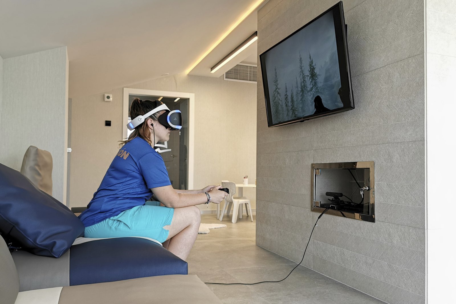 Sala de juegos con gafas de realidad virtual en el Aparthotel Acuazul de Peñíscola