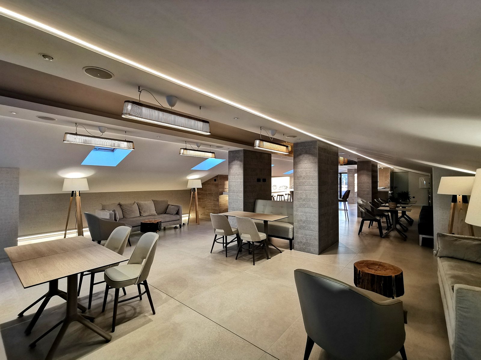 Salón social del rooftop del Aparthotel Acuazul en Peñíscola con sofás y mesas