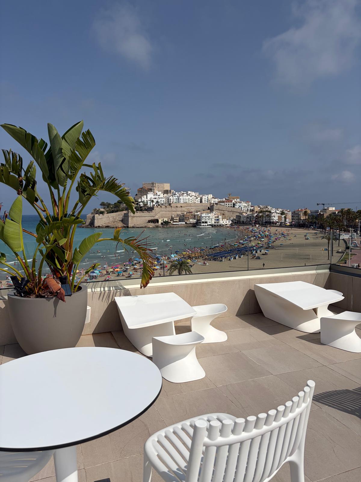 Terraza Palco del Hotel Castillo con vistas a la playa norte y al castillo de Peñíscola
