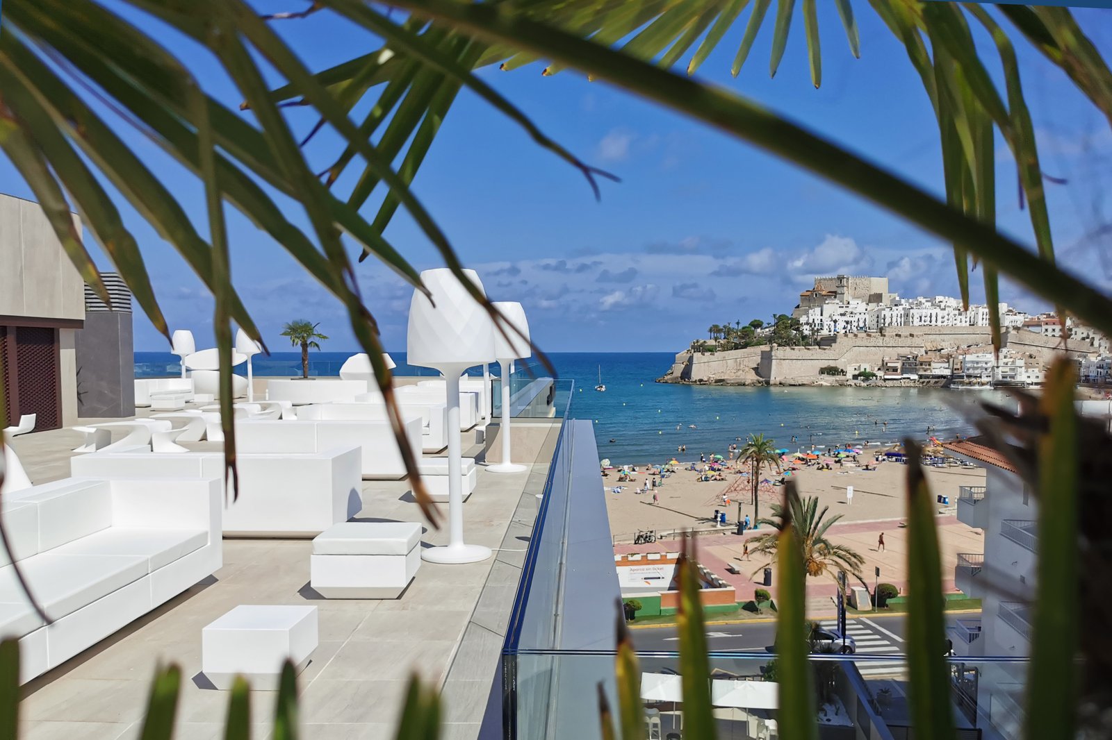 Terraza solárium del Hotel Castillo con camas balinesas y vistas a la playa norte