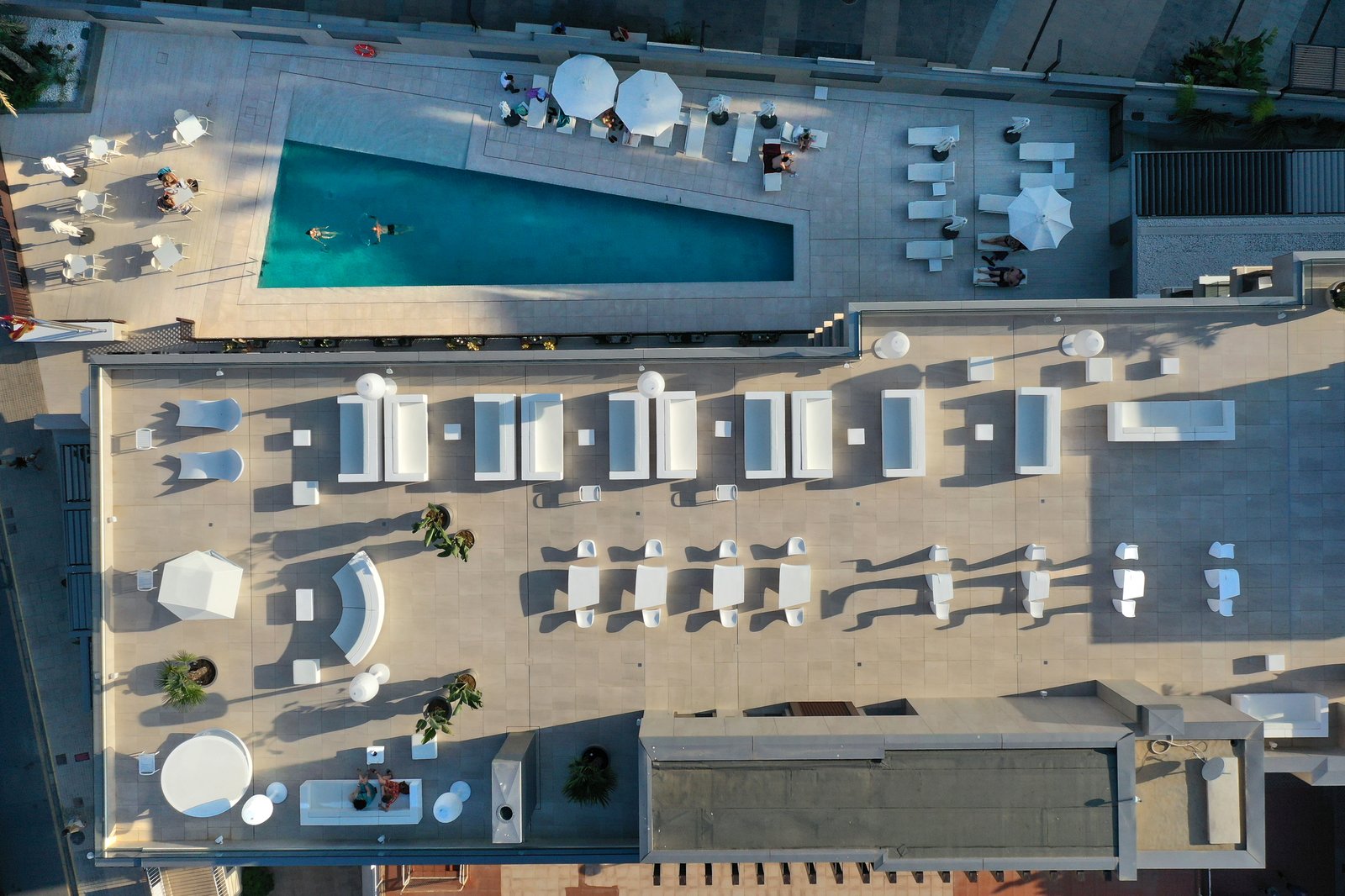 Vista aérea de la piscina y el solárium con camas balinesas del Hotel Castillo de Peñíscola