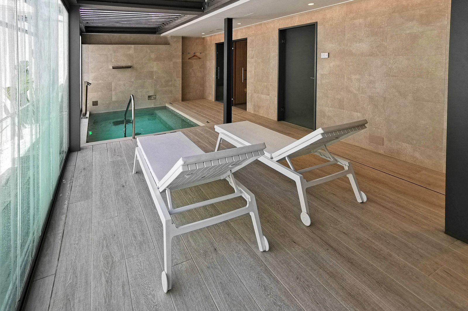 Zona de relax del spa del Hotel Castillo de Peñíscola con tumbonas junto a la piscina