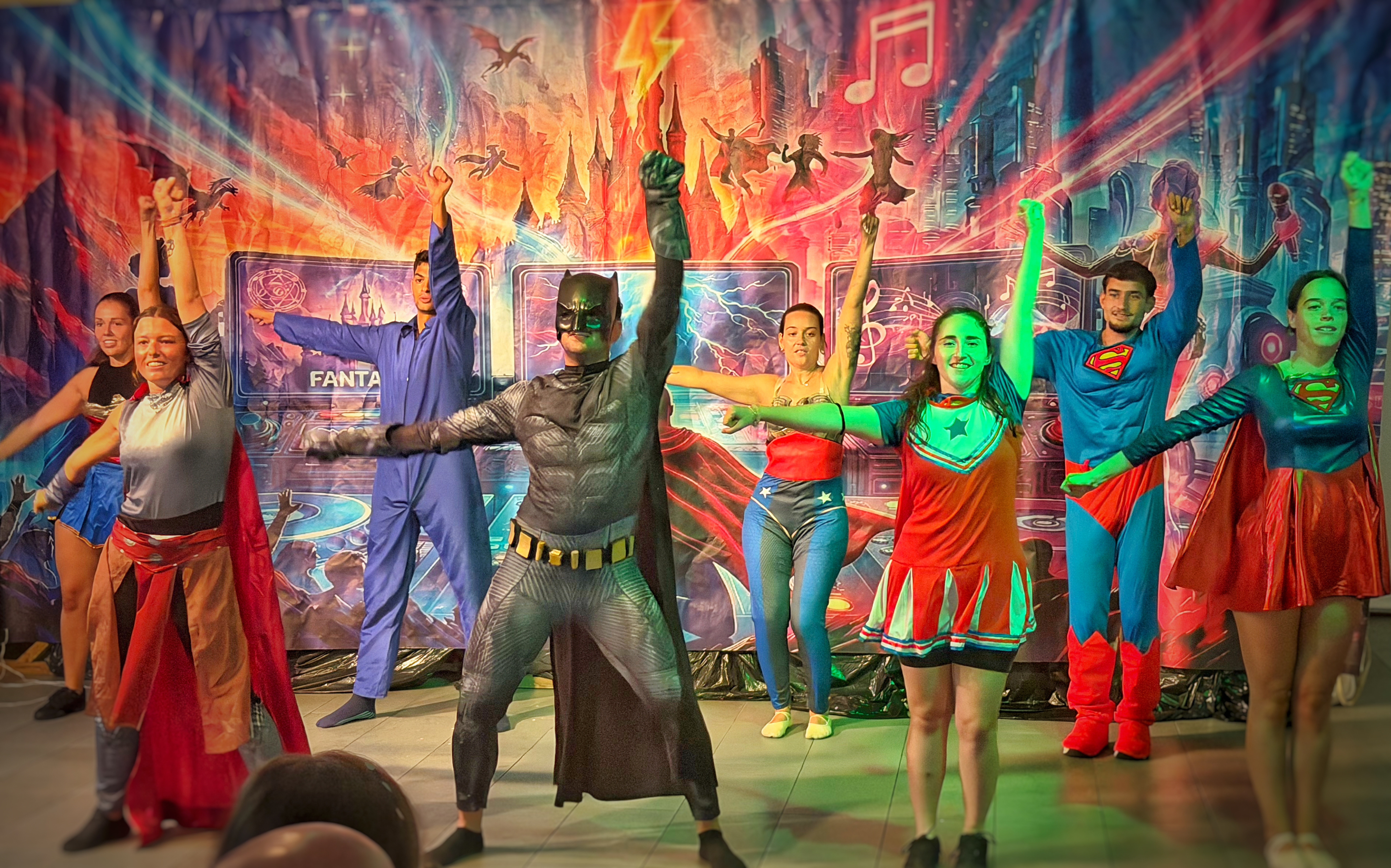 Todo el elenco del espectáculo Sincronía con los brazos en alto en el escenario de la animación infantil de Acuazul, en Peñíscola
