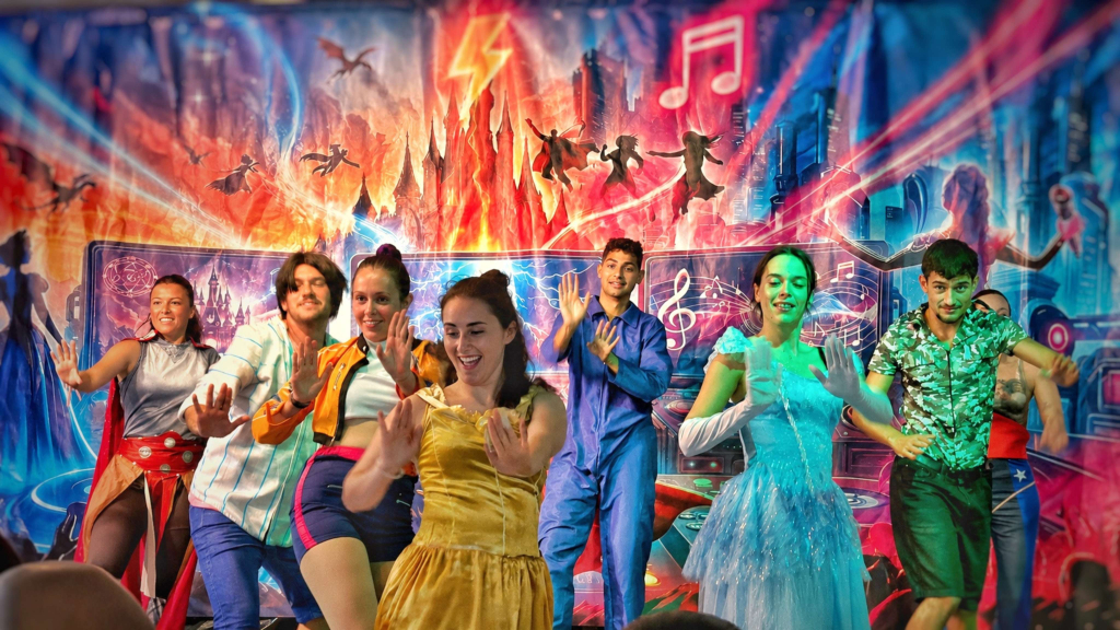 Elenco completo del espectáculo Sincronía bailando en el número final ante las familias alojadas en Acuazul, Peñíscola