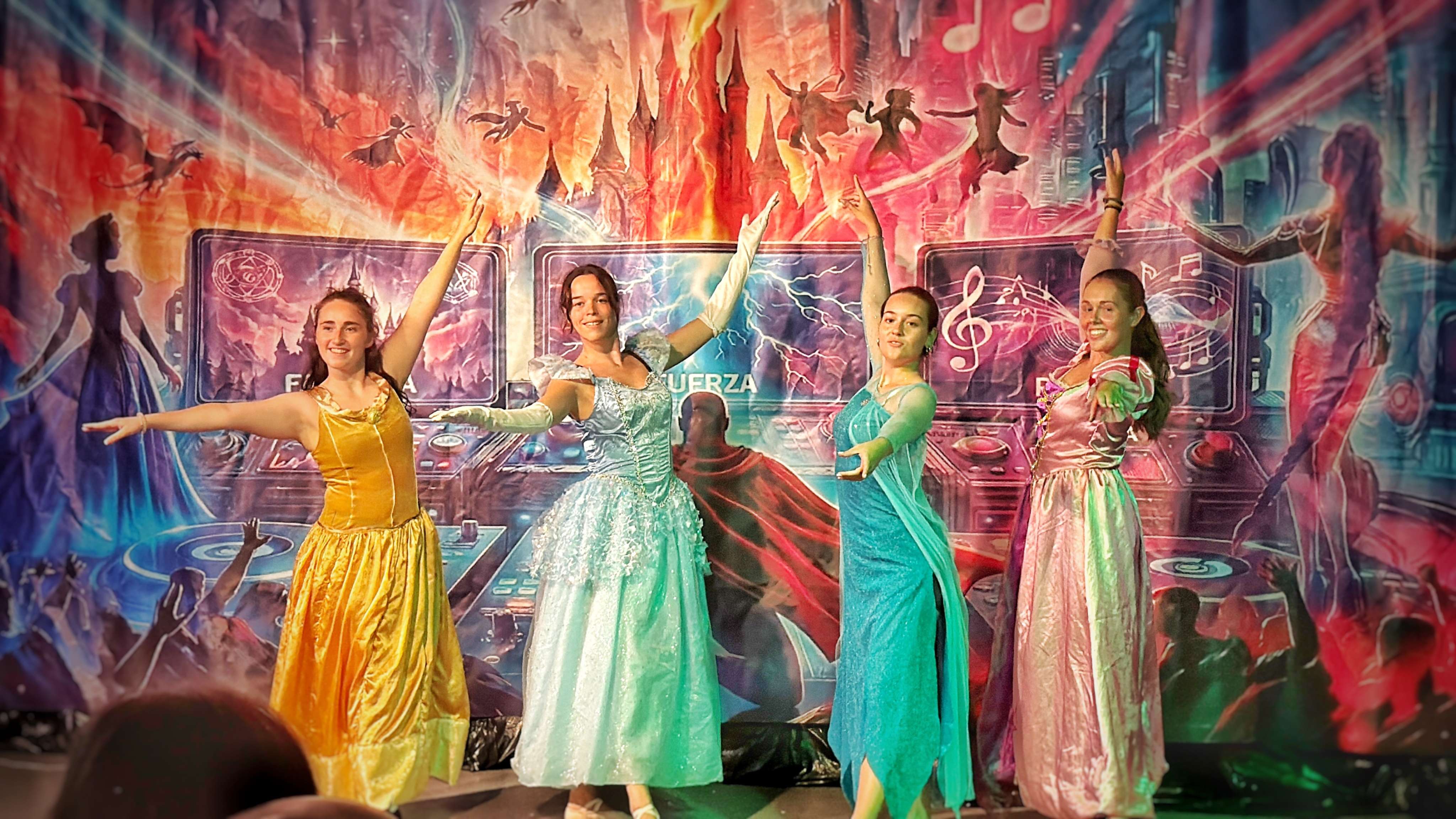 Animadoras vestidas de princesas durante la parte de fantasía del espectáculo de animación infantil en Peñíscola